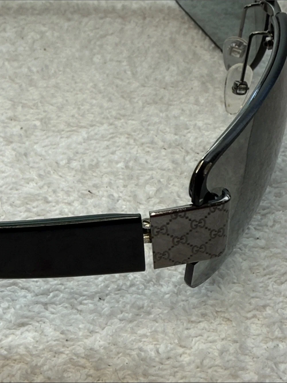 Gucci GG1797 Unisex Rimless Sunglasses in Black and Gray Gradient